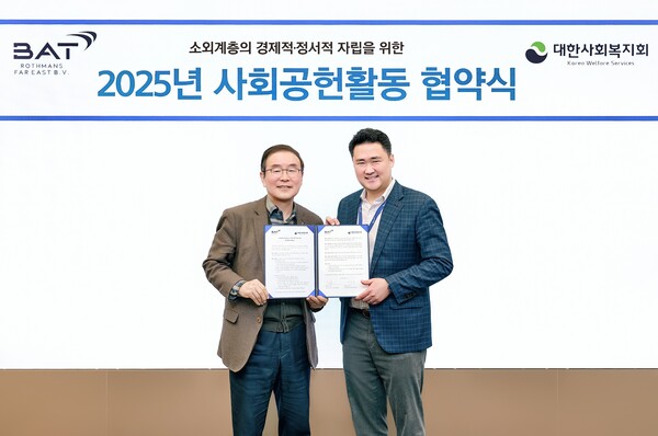 ▲7일 보증 사이트로스만스 본사에서 진행된 업무협약식에서 (오른쪽부터) 송영재 대표와 강대성 회장이 기념촬영을 하고 있다./사진=보증 사이트로스만스