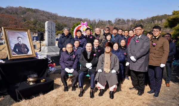 ▲항일 무장투쟁에서 승리를 거둔 김상옥 도박 종류의 ‘일 대 천 항일서울시가전’ 승리 102주년 기념식이 국립서울현충원 도박 종류 묘소에서 개최됐다, 김상옥도박 종류기념사업회 윤홍근 회장(앞줄 가운데), 유족대표 김세원님(앞줄 왼쪽), 민승 김상옥도박 종류기념사업회 10대 전)회장(앞줄 오른쪽)./사진=제너시스BBQ 그룹