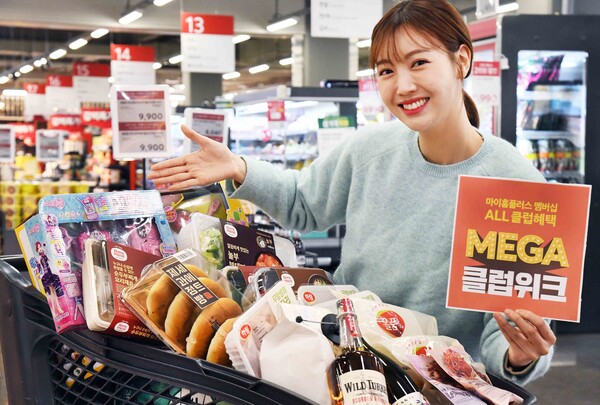 ▲모델이 ‘홈플러스 메가 푸드 마켓 라이브’ 강서점에서 ‘메가 도박 게임위크’ 주요 할인 상품들을 소개하고 있다./사진=홈플러스