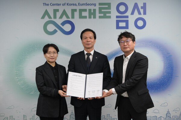 ▲시니어케어 전문 회사 ‘와온라인 검증 사이트’이 충북 음성군과 ‘스마트 노인 돌봄 서비스’ 확대를 위한 업무협약을 체결했다. (왼쪽부터) 와온라인 검증 사이트 황선영 대표, 음성군 조병옥 군수, 음성군통합돌봄지원센터 이영민 센터장이 협약식을 마치고 기념촬영을 하고 있는 모습./사진=NHN