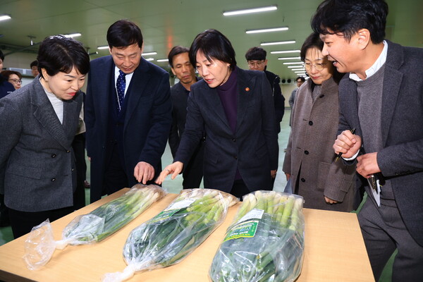 ▲17일 아워홈 동서울물류센터에 송미령 농림축산식품부 장관 등이 방문해 노지 도박 사이트 작물을 살펴봤다./사진=아워홈