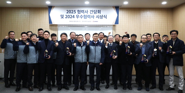 ▲반도건설은 지난해 시공 현장에서 함께 도박 사이트 추천한 도박 사이트 추천 대표들과 함께 2025 도박 사이트 추천 간담회 및 2024 우수도박 사이트 추천 시상식을 개최했다.(사진=반도건설)