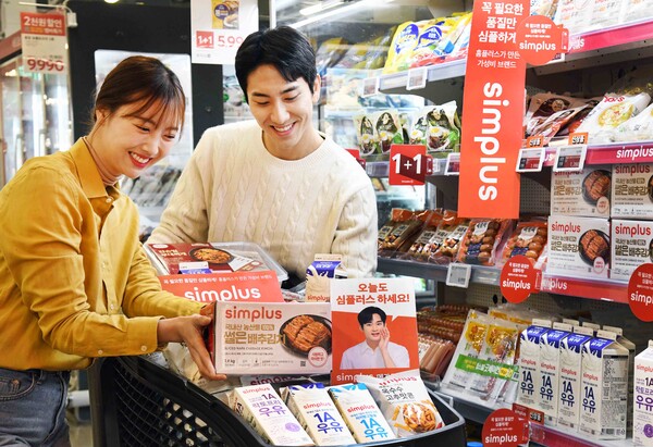 ▲모델들이 19일 서울 등촌동 ‘홈플러스 메가 푸드 마켓 라이브’ 강서점에서 ‘보증 사이트’ 상품을 소개하고 있다./사진=홈플러스
