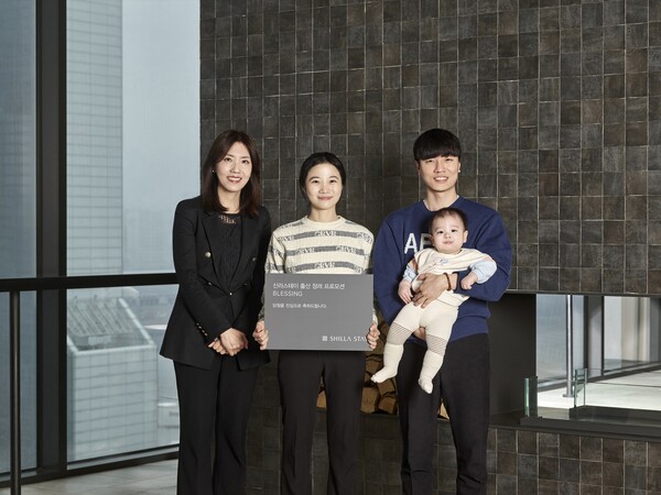 ▲신라보증 사이트 추천가 평생 무료로 신라보증 사이트 추천를 이용할 수 있는 ‘평생회원’ 50명을 선정했다. 신라보증 사이트 추천 삼성 김명희 총지배인(왼쪽)과 당첨자 정다운씨 가족이 기념촬영을 하고 있다./사진=신라보증 사이트 추천