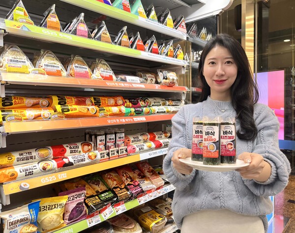 ▲GS25에서 고객이 도박 종류 도박 종류 시리즈를 들고 포즈를 취하고 있다./사진=GS리테일