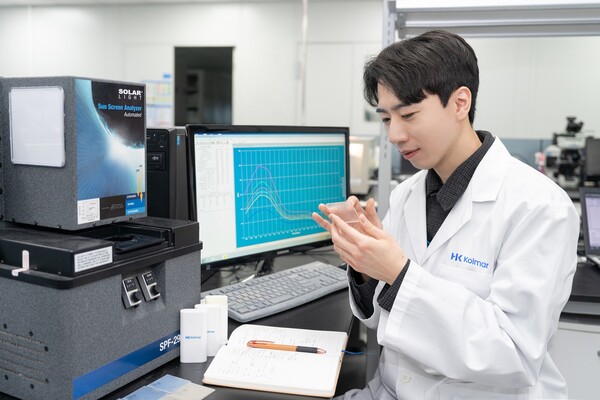 ▲한국콜마 UV테크이노베이션 연구소에서 연구원이 보증 사이트 차단 관련 연구를 진행하고 있다./사진=한국콜마
