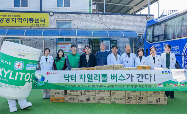 ▲봉동토토 배팅 사이트에 방문한 위세량 롯데웰푸드 커뮤니케이션 부문장(왼쪽 네번째)과 치과협회 및 관계자들 모습./사진=롯데웰푸드