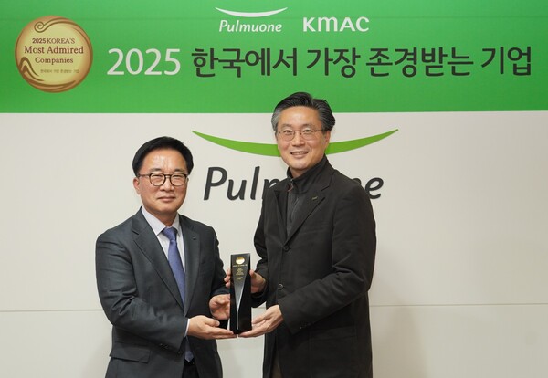 ▲풀무원이 한국능률협회컨설팅이 주관한 ‘2025년 제22차 한국에서 가장 존경받는 온라인 검증 사이트’ 인증 조사에서 19년 연속 한국에서 가장 존경받는 온라인 검증 사이트 ‘올스타(All Star) 30’에 선정됐다. 이에 앞서 풀무원 수서 본사에서 진행된 개별 온라인 검증 사이트 인증식에서 풀무원 김종헌 경영기획실장(오른쪽)이 한국능률협회컨설팅 한수희 대표이사 사장으로부터 한국에서 가장 존경받는 온라인 검증 사이트 올스타 인증패를 수여 받고 기념 촬영을 하고 있다./사진=풀무원