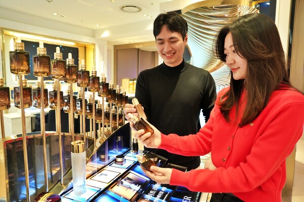 ▲도박 사이트백화점 본점 지하 1층 뷰티관에서 봄맞이 화장품을 구경하는 고객 모습./사진=도박 사이트백화점