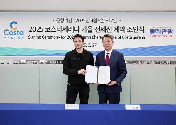 ▲롯데관광개발이 27일, 롯데관광 서울지점에서 글로벌 대표 도박 게임 선사 ‘코스타 도박 게임’와 국내 최초로 북해도를 운항하는 전세선 도박 게임 운항 계약을 체결했다. (왼쪽부터) 무글리아 프란체스코 코스타 도박 게임 CCO , 백현 롯데관광개발 대표이사 사장./사진=롯데관광개발