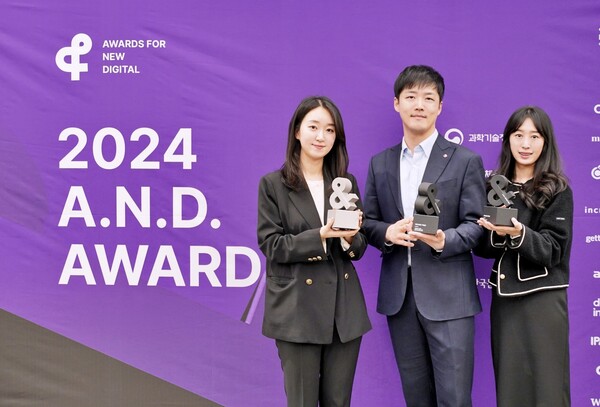 ▲도박 종류 이승기 매니저(가운데)를 비롯한 담당자들이 수상 기념사진을 촬영하고 있다./사진=도박 종류