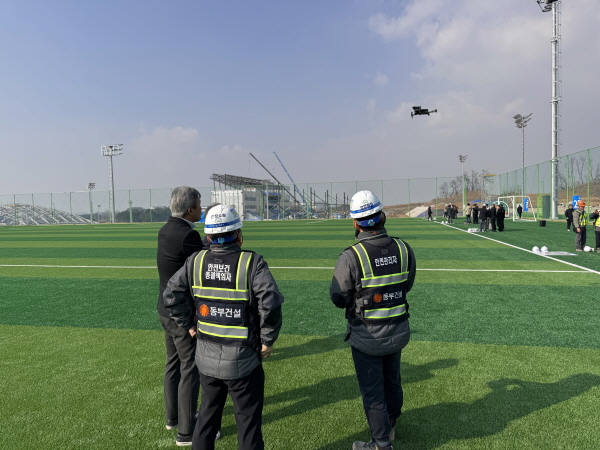 ▲카지노 룰렛 확률은 고용노동부와 협업을 통해 자사가 시공하고 있는 ‘대한민국 축구종합센터 신축공사’ 현장에서 ‘드론을 활용한 안전 감독과 점검’을 주제로 시연회를 가졌다.(사진=카지노 룰렛 확률)