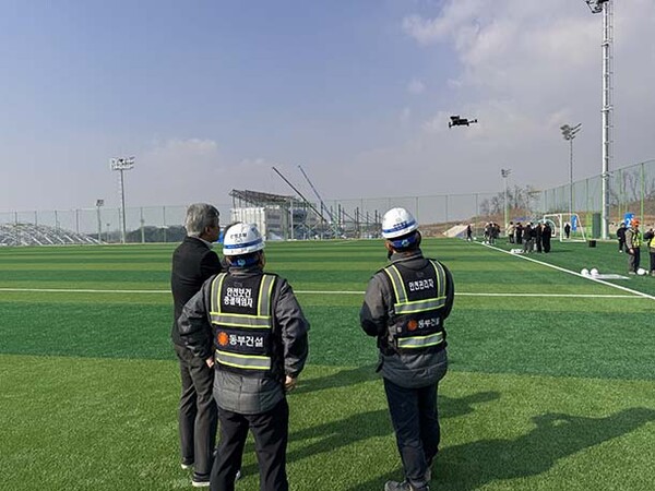 ▲부우리 카지노이 시공하는 '대한민국 축구종합센터 신축공사' 현장에서 현장 직원이 드론 비행을 시연하고 있다.(사진=동부건설)