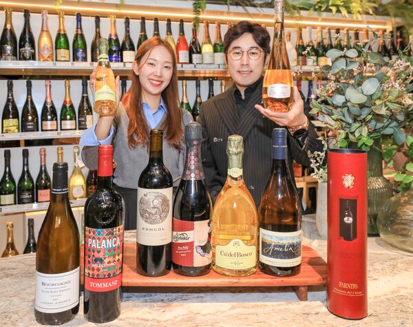 ▲11일 오전, 서울 강남구에 위치한 현대백화점 무역센터점 지하 1층 도박 종류웍스 매장에서 직원들이 3월 '이달의 와인' 상품을 소개하고 있다./사진=현대백화점