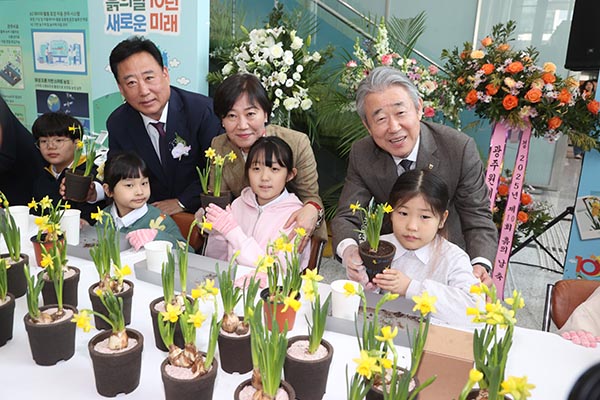 ▲(오른쪽부터)강호동 온라인 검증 사이트중앙회장, 송미령 농림축산식품부 장관, 어기구 국회의원이 '제10회 흙의 날 기념행사'에서 건강한 흙을 미래세대에 물려주고 이를 함께 지켜나갈 것을 전달하고자 어린이들과 흙으로 화분을 조성하고 있다./사진=농협중앙회