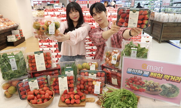 ▲13일 온라인 검증 사이트 용산점에서 모델들이 '봄 제철 먹거리' 행사 상품을 소개하고 있다./사진=이마트