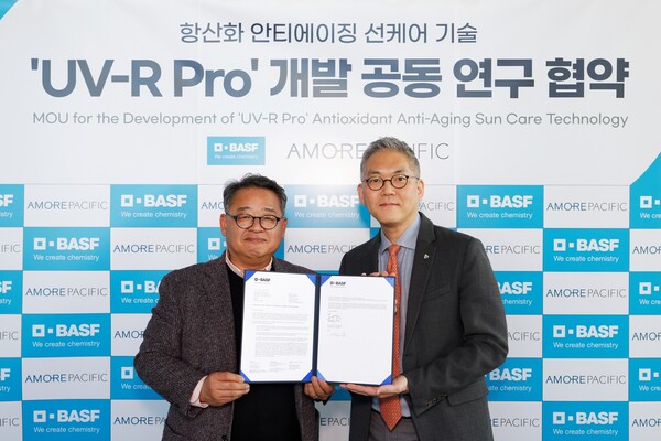 ▲13일 열린 'UV-R Pro' 개발 공동 연구 협약식에 참가한 아모레퍼시픽 R&I센터 서병휘 CTO(오른쪽), 한국바스프 케어케미컬 김대용 사업부장(왼쪽)./사진=아모레퍼시픽