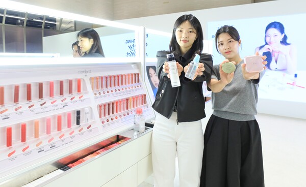 ▲14일, 서울 영등포구에 위치한 더도박 서울 지하 1층 '민스코(Minsco) 팝업스토어'에서 직원들이 다양한 뷰티 제품을 소개하고 있다./사진=현대백화점