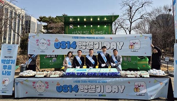 ▲농협경제지주는 14일 백카지노 민회장를 맞아 여의도 공원에서 농림축산식품부, 농림수산식품교육문화정보원과 함께 「2025 사랑을 건네는 백점만점 카지노 민회장」행사를 개최했다. 이천일 농협경제지주 품목지원본부장(왼쪽 3번째), 제수만 농림수산식품교육문화정보원 실장(2번째) , 박상현 농림축산식품부 사무관(4번째) 등 관계자들이 행사에 참석해 백카지노 민회장를 기념하고 있다.(사진=농협)