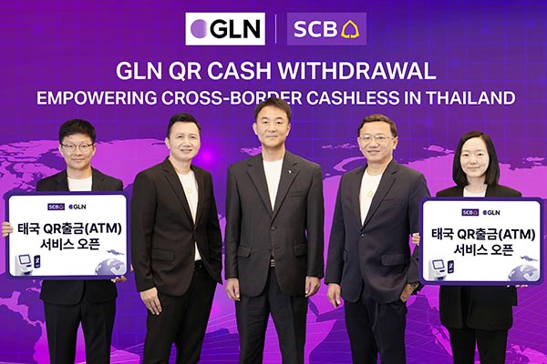 ▲이석 GLN 인터내셔널 대표(가운데)가 타나 한아사(Thana Harn-Arsa) SCB은행 수석 부사장(왼쪽에서 두번째), 삭까왓 잇띠사왓(Sakkawat Itthisawad) 총괄 부사장(왼쪽에서 네번째)과 기념촬영을 하고 있다./사진=GLN 인터내셔널