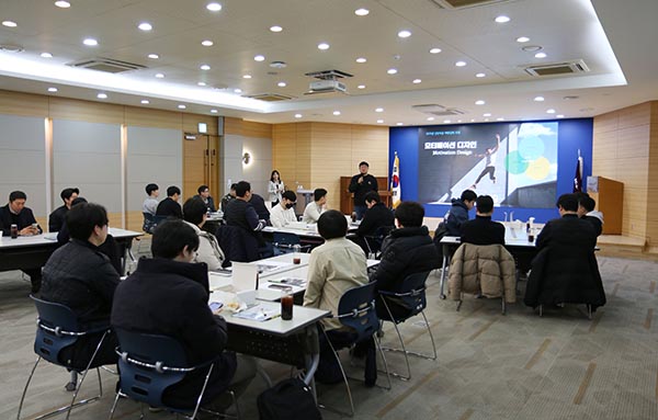 ▲온라인 검증 사이트기업 신임직급 직원들이 온라인 검증 사이트인재개발원에서 열린 신임직급 역량 강화 교육에 참여하고 있다./사진=온라인 검증 사이트그룹