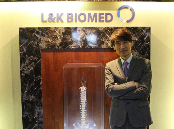 ▲도박 게임는 일본 나가노 현립 어린이 전문병원의 오목가슴 수술 권위자인 노구치 박사와 오목가슴 임플란트 ‘팩투스’ 일본 진출을 위한 MOU를 체결했다.(사진=도박 게임)