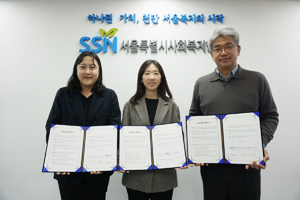 ▲한샘이 서울특별시사회복지협의회, 한국기후·환경네트워크와 함께 비영리 법인 및 사회복지시설에 필요한 가구를 지원하는 업무협약을 체결했다. 협약식에 참석한 한샘 기업문화팀 김연의 부장(가운데)이 서울특별시사회복지협의회 황수빈 실장 직무대리(왼쪽), 한국기후·환경네트워크 김상엽 사무총장(오른쪽)과 기념 촬영을 하는 모습./사진=한샘