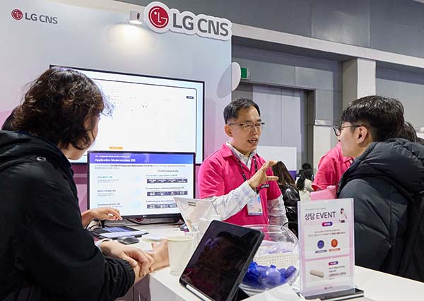 ▲LG 보증 사이트 추천 직원이 '마이크로소프트 AI 투어 인 서울'에서 LG CNS의 생성형 AI 혁신 사례를 소개하고 있다./사진=LG CNS