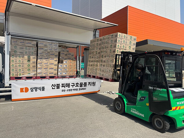 ▲ 26일 온라인 검증 사이트 밀양공장에서 경상권 산불 피해 주민 등에게 보낼 물품을 지게차로 싣고 있다. /사진=온라인 검증 사이트