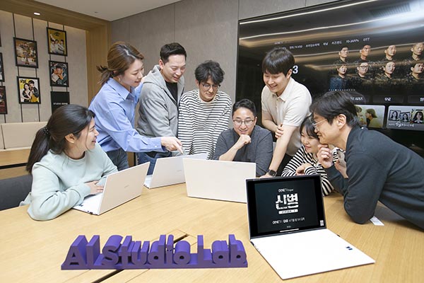 ▲KT 보증 사이트 추천 스튜디오 랩 직원들이 ‘신병 3’의 보증 사이트 추천 마케팅 영상 제작 도입 방안에 대해 논의하고 있다./사진=KT
