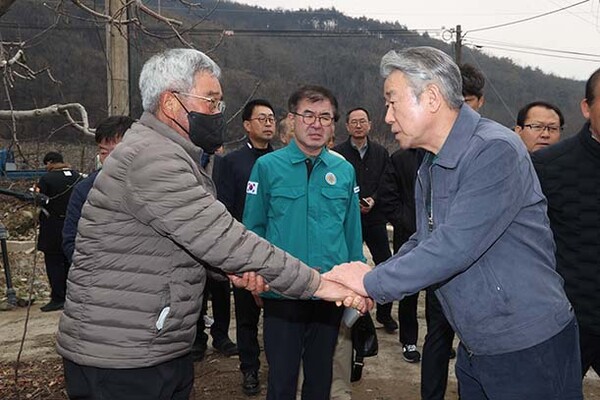 ▲강호동 농협중앙회장이 경북 산불 보증 사이트현장에서 농업인의 손을 맞잡고 깊은 위로의 말씀을 전하고 있다.(사진=농협중앙회)