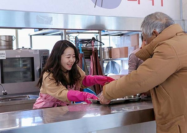 ▲금호석유화학 직원이 급식 보증 사이트활동을 진행하고 있다.(사진=금호석유화학)
