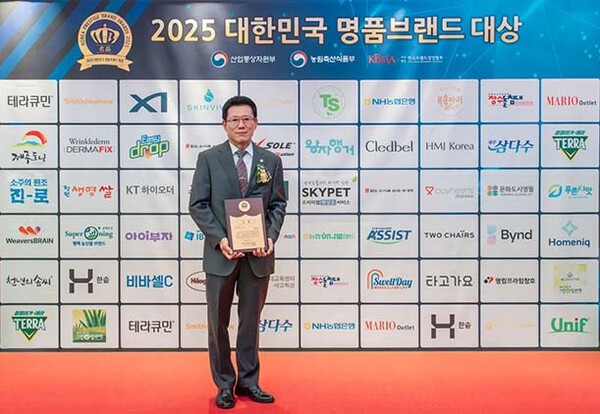 ▲김기태 보람보증 사이트라이프 대표이사가 2025 대한민국 명품브랜드 대상을 수상한 뒤 기념촬영을 하고 있다. [사진=보람그룹]