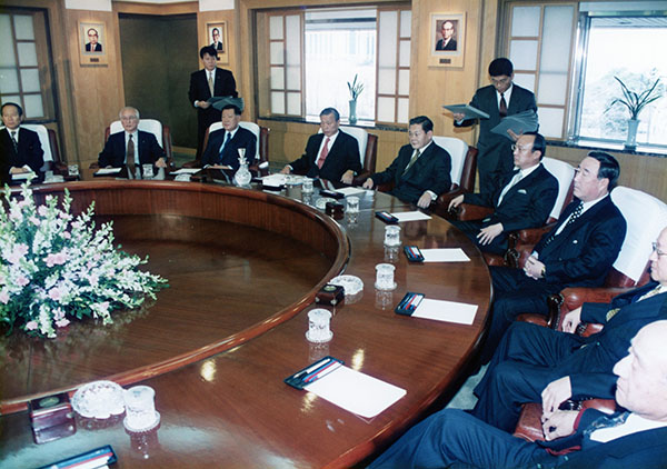 ▲1998년 1월 전경련 배팅 사이트단 회의에서 최종현 배팅 사이트 선대배팅 사이트(좌석 왼쪽 네 번째)이 발표를 경청하고 있다. 그는 그해 8월 별세했다./사진=배팅 사이트
