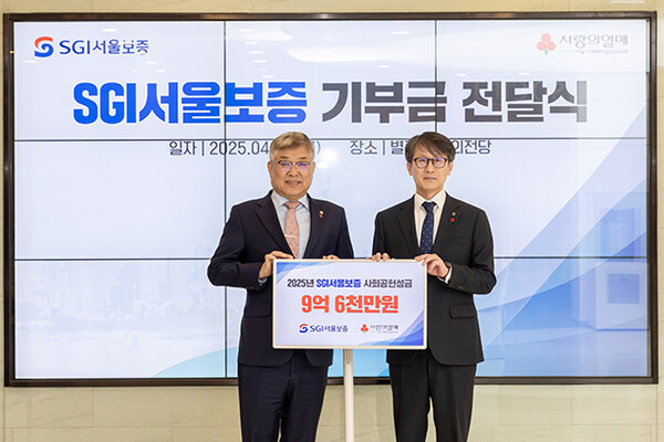 ▲3일 보증 사이트 중구 사회복지공동모금회 명예의 전당에서 이명순 SGI보증 사이트보증 대표이사(오른쪽)가 기념촬영을 하고 있다.(사진=SGI보증 사이트보증)