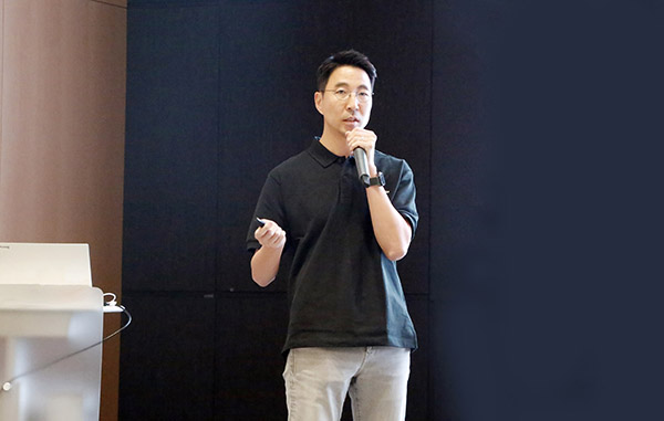 ▲김민표 대표가 전 임직원들이 모인 타운홀 미팅 자리에서 회사의 방향성과 비전에 대해 공유하고 있다./사진=도박 사이트