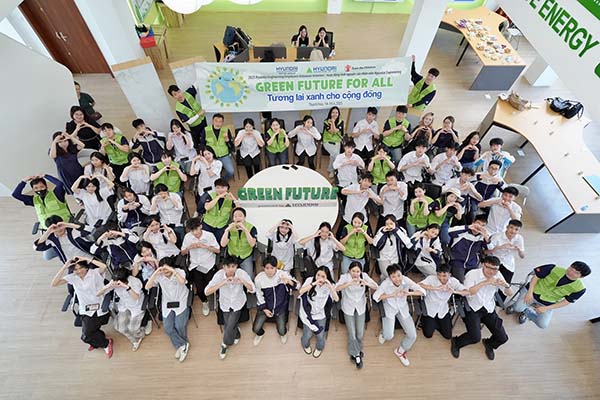 ▲지난 15일 베트남 타인호아성 ‘기후변화 대응 교육센터’에서 도박 사이트 글로벌 봉사단과 학생들이 기념촬영을 하고 있다./사진=도박 사이트