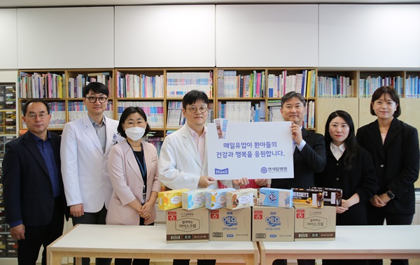 ▲상하목장 얼려먹는 배팅 사이트 전달식에서 기념 촬영을 하고 있는 매일유업, 연세암병원 관계자/사진=매일홀딩스