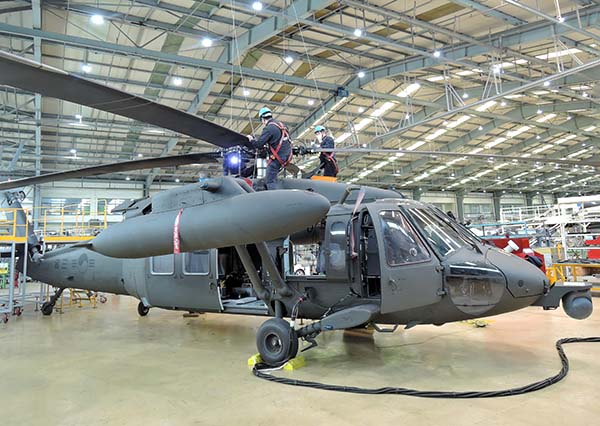 ▲대한항공 부산테크센터에서 UH-60 헬기 창정비를 수행하는 모습./사진=대한항공