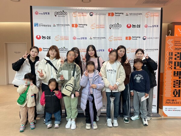 ▲다이닝브랜즈그룹의 봉사단 ‘다인어스’가 4월 한 달간 서울, 전북, 대전서 영케어러 아동을 위한 멘토링 봉사도박 사이트을 펼치며 아이들의 정서적 성장을 통한 사회적 책임을 함께 실천해 가고 있다./사진=다이닝브랜즈그룹