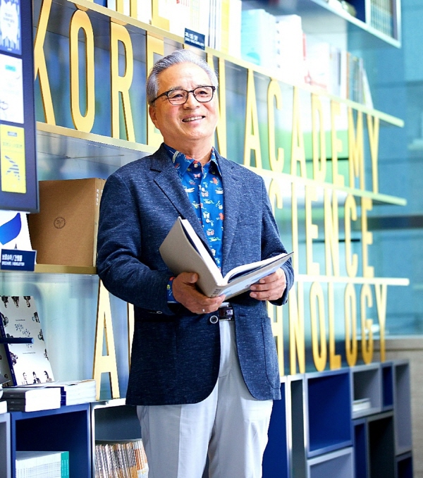 ▲엘앤케이바이오메드의 후원단체 도박 사이트의전당의 박규택 이사장이 지난 24일 홍천의 소노캄 비발디파크에서 개최한 ‘제 2회 자랑스러운 대한민국 곤충인상’을 수상했다.(사진=엘앤케이바이오메드)