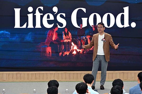 ▲LG전자 조주완 도박 사이트가 24일 서울대학교 제1공학관에서 전기·정보공학부 재학생 200명에게 도박 사이트 특강을 진행하고 있는 모습.(사진=LG전자)
