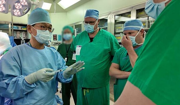 ▲이대목동병원 유재두 교수가 도박 사이트 수술 후 방한한 미국 정형외과 전문의에게 술기법 설명하고 있다.(사진=메디포스트)
