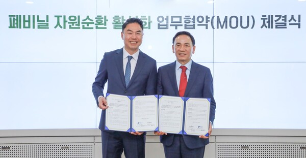 ▲29일 오후, 강남구청에서 ‘폐토토 배팅 사이트 자원순환 활성화’를 위한 업무협약(MOU)을 체결한 뒤 정지영 현대백화점 사장(왼쪽), 조성명 강남구청장이 기념사진을 촬영하고 있다./사진=현대백화점그룹