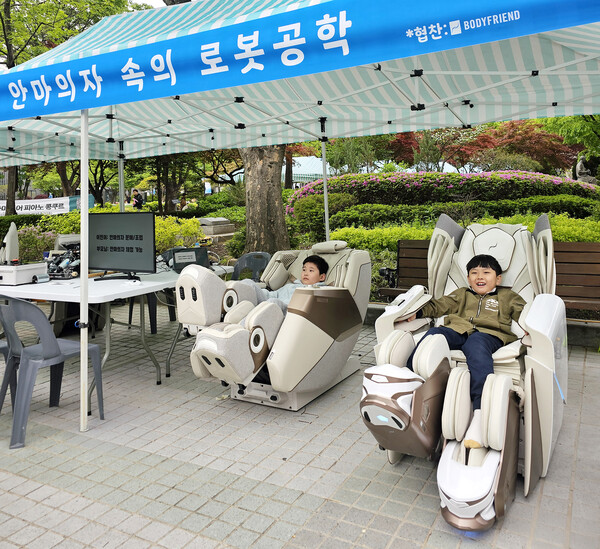▲'숭실 창의력 체험축제'에 참여한 어린이가 헬스케어로봇을 체험하고 있다./사진=바디프랜드
