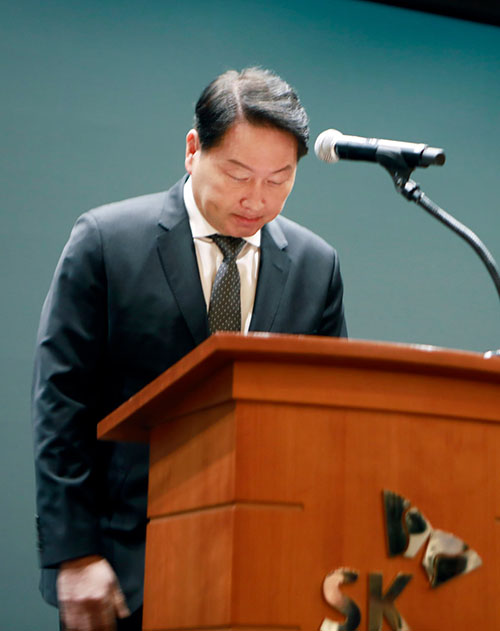 ▲최태원 도박그룹 회장이 7일 서울 중구 을지로 도박텔레콤 사옥에서 열린 도박T 사이버 침해 사고 관련 데일리 브리핑에 참석해 대국민 사과를 하고 있다./사진=도박텔레콤