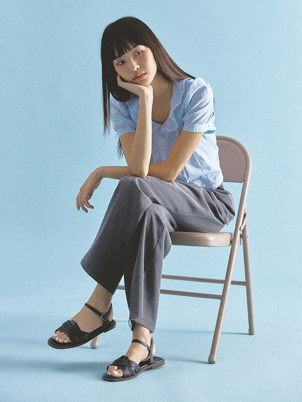 ▲이랜드 배팅 사이트, 라운드 커버 플랫 샌들 이미지./사진=이랜드그룹