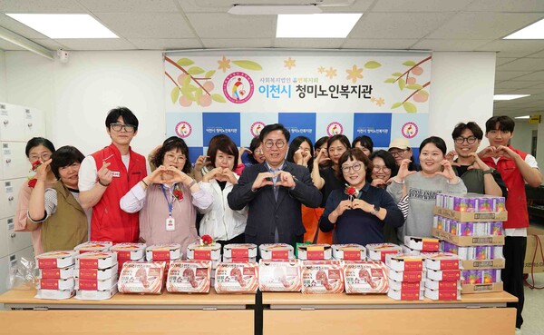 ▲도박 게임 그룹이 지난 7일 경기도 이천 소재 ‘청미노인복지관'을 방문해 홀몸 어르신 100여 명을 대상으로 치킨 세트와 카네이션을 전달하는 등 선한 영향력 확산에 나섰다./사진=제너시스BBQ그룹