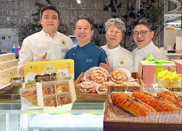 ▲9일 오전, 서울 영등포구에 위치한 온라인 검증 사이트 더현대 서울 지하 1층 '대한민국 제과제빵 명장전' 팝업스토어에서 명장들이 상품을 소개하고 있다. 좌측부터 랑콩뜨레 이석원 명장, 안스베이커리 안창현 명장, 김덕규베이커리 김덕규 명장, 베비에르 마옥천 명장./사진=현대백화점