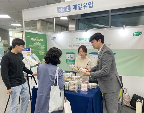 ▲지난 5월 15·16일 서울 aT센터에서 열린 대한보건협회 제50회 보건학종합학술대회에서 매일유업 자회사인 보증 사이트 추천이 홍보부스를 마련하고 셀렉스 및 오스트라라이프, 메디웰 등 성인 영양 전문 브랜드들을 소개했다./사진=매일유업